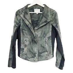 Very good preowned condition! This is an on-trend short, cropped jacket to layer over your favorite black or white top...