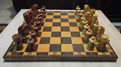 Magnifique jeux d échecs xxl hongrois artisanal en bois Piece de jeux très massive en bois sculpté et pyrograver...