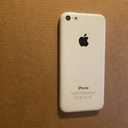 IPhone en état correct avec quelques rayures sur le châssis. Accessoires non fournis.