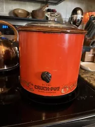 This vintage Rival slow cooker crock pot is perfect for any kitchen. With a 3.5 qt capacity and an electric power...
