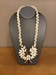 Joli collier vintage en coquillage Longueur sans motif central de chaque côté 36 cmLongueur motif 8 cm