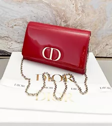 Beautiful authentic Christian Dior Patent Calfskin Montaigne 30 Pouch in Cherry Red. This flap bag is finely crafted of...