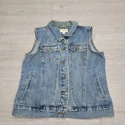 Cabelas Denim Blue Jean Vest Size Medium Distressed. Pre-owned clothing please review all photos carefully before you...