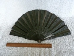 A restaurer. Eventail ancien en bois. Voir autres annonces.