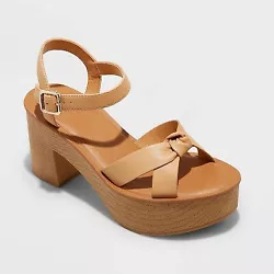 •Universal Thread 3.5in block-heel platform sandals •Dual crisscross strap upper •Round open-toe and medium-width...