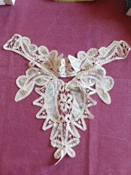 Il sagit dun motif en dentellede Luxeuil avec incrustationde soie colorée. 32 cm sur 26 cm.