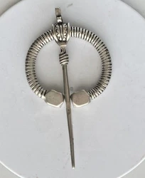 Belle fibule en argent massif. Origine Afrique du Nord. Bijou ancien, fin du 19e siècle ou début 20e. BIEN REGARDER...