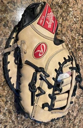 Take your game to the next level with this Rawlings 13 First Base Elite Gold Glove. Perfect for baseball players of all...