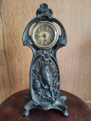 Horloge Pendule Métal Ancien Style Art Nouveau Oiseau Fleurs Déco.  Hauteur 25 cm  Bon état général  Le mécanisme...