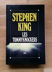 Les Tommyknockers. Par Stephen King. Dim : 24,5 x 16 cm env. Reliure toilée avec jaquette illustrée.