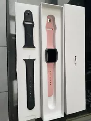 Vends Montre Apple watch series 3 42MM Space Gray Aluminium Black Sport en bon état avec bracelet noir et bracelet...