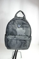 Practical with its two side pockets, its front zipped pocket and its inside pocket.