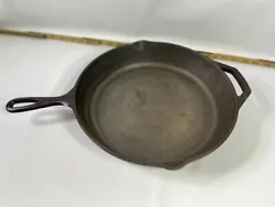 There is no signs of use on this pan. Please zoom in on photos for details.