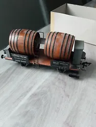 Train miniature - wagon avec vigie. A nettoyer et pièces sous le tonneau à refixer.