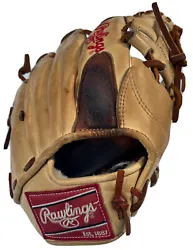 This 11.5” Pro Preferred infielder glove is in good pre-owned condition. This is a well used glove that is broken in....