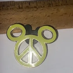 Disney pin mickey head Pin Trading Q5Peace signShipped first classBest offer excepted
