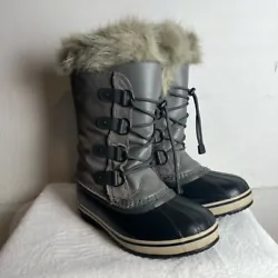 The Sorel Joan of Arctic Boots Youth Size US 4, or women’s size 5, for 22 cm foot. Crafted with waterproof...