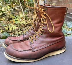 This is a nice pair of seasoned Vintage 1980s Made In USA Classic Red Wing Leather Mens Boots. The size 10 boots are in...