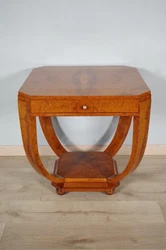 Beau guéridon Art-Déco en loupe damboine vernie. Hauteur 66 cm, largeur 64 cm, profondeur 64 cm. On joint un plateau...