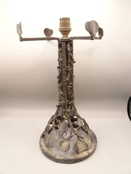 Grand pied de lampe art déco en fer forgé. Diamètre maximum pour le verre : 21 cm. Le 03-oct. -23 à 08:25:54 Paris,...