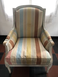 2 Anciens Fauteuils Identiques En Bois ( Tissus Abîmé ). Ancienne paire de fauteuil à vendre dans son jus voir...