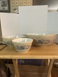 This set of three vintage Pyrex Homestead mixing bowls features a beautiful blue swirl pattern that will add a touch of...