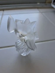 Ancien flacon de parfum LALIQUE FRANCE. un petit éclat en dessous du mm sur l aile la plus haute et visible.