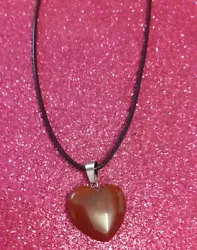 Collier coeur pierre naturel porte bonheur protection bijoux fantaisie marron.