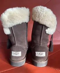UGG Plumdale Cuff Short Boots Brown W/ Zipper Youth Size 2 / Women’s 4 EUC.  These boots have been gently worn only a...