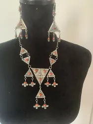 Bijou kabyle, magnifique parure en argent et corail véritable constituée dun collier et des ses boucles doreilles...