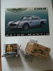 En plus : une plaque métal avec Aston Martin DB5 ( 30cm X 20cm ).