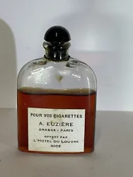 Des parfums A. Euzière à Grasse ,rare flacon art déco qui servait à parfumer les cigarettes des “garçonnes” en...