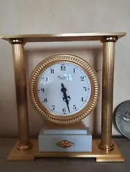 Horloge Hour Lavigne en bronze doré et marbre, mouvement mécanique fonctionne parfaitement  Hauteur 22 cm Longueur 21...