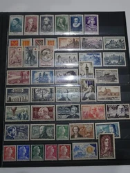 Bonne cote. On retrouve 46 timbres neufs sans charnieres. Voici un joli lot de timbres de France en vrac.
