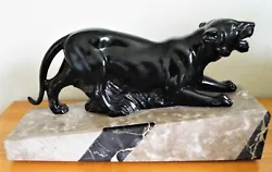 Sculpture animalière représentant une « Lionne à laffût ». sur terrasse inclinée en marbre Art Déco. Repose sur...