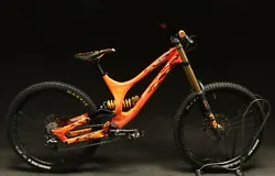 This specific Demo 8 is a preowned 2017 Specialized Demo 8 FSR Downhill bike in the Long size and LTD Troy Lee Designs...