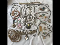 lot de bijoux anciens vintage et fantaisie vendus dans létat (voir photos). Manque pierres et boucles doreilles...