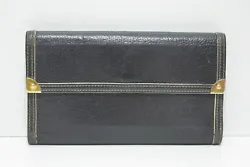 Composition : cuir Suhali. Coloris : noir. Hauteur : 10,5 cm. Longueur : 19,5 cm.