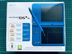 Nintendo DSi XL Console Couleur - Bleu en boîte avec chargeur très bonne état sauf écran supérieur une légère...