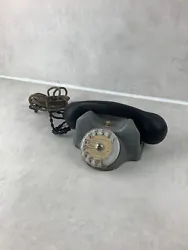 Avec son design classique, cet ancien téléphone à cadran évoque une époque où les communications étaient plus...