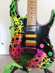 Guitare électrique Ibanez RG150B avec sangle Dimarzio. -Manche : Ibanez24 frettes, 6 cordes. => Laplaque du trémolo...