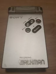 Sony Recording Walkman Stereo casette-corder WM-R2 enregisteur K7 cassette.  A réparer.   Alimentation fonctionne. On...