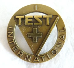 Ancienne broche Ecole de Ski Test Plus International.