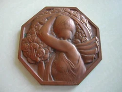 La porteuse de fleurs. Signée : P. TURIN. Revers : attribuée pour un cinquantenaire à Douillard - Bocard - 1904 -...
