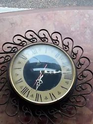 Ancienne horloge murale Jaz transistor. Horloge non testée. Le tour en fer forgé, ainsi que le tour doré qui tient...
