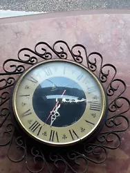 Ancienne horloge murale Jaz transistor. Horloge non testée. Le tour en fer forgé, ainsi que le tour doré qui tient...