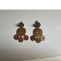 Boucles doreilles Gas bijoux ,modèle Lucky . Métal doré 24 carats , martelé . Brillance plus soutenue que sur les...