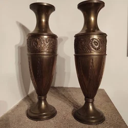 Ces 2 superbes vases anciens font 39 cm de hauteur, le diamètre base fait 11 cm. Superbe frise champêtre de 6,5 cm de...