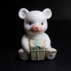 Matières : céramique porcelaine. Couleurs : blanc vert rose. Motif animalier : ourson. PN accompagne des...