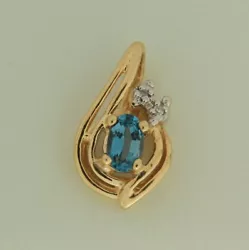 Blue topaz gemstone. 8.4 mm wide.